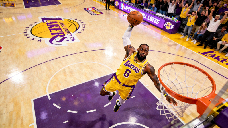 NBA湖人队比赛精彩瞬间 勒布朗扣篮